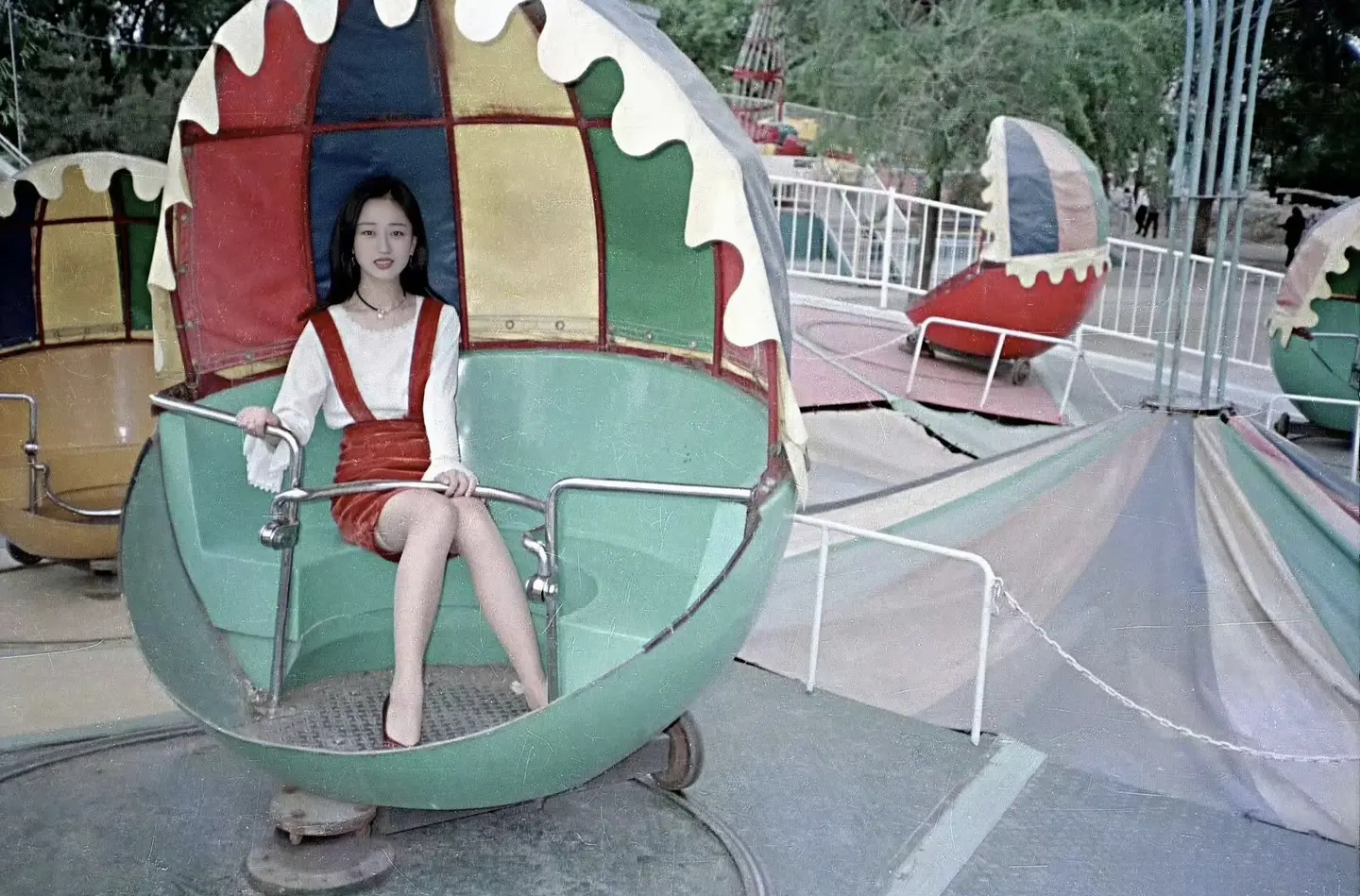 1996年，沈阳。北陵公园游玩的女子，这在当时算时髦的吗？