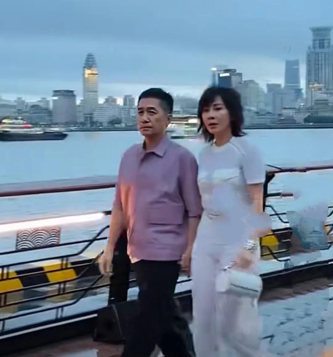 6月13日，著名影帝梁朝伟携妻子刘嘉玲来魔都上海出席活动，还夜游上海外滩，夫妻二