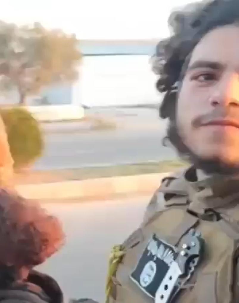 视频中隶属于“沙姆解放组织”（HTS）的叙利亚军队排长塔尔哈·阿布·巴克尔（Ta