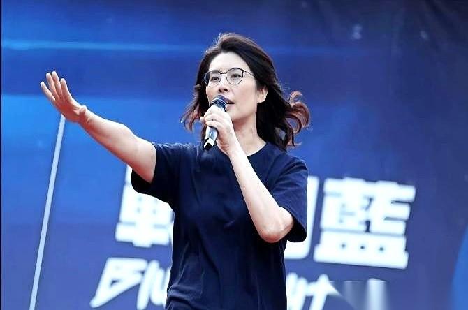讲真的，她压根没搞懂，主席的椅子跟录影棚的沙发，不是一回事儿。她还以为自己是那