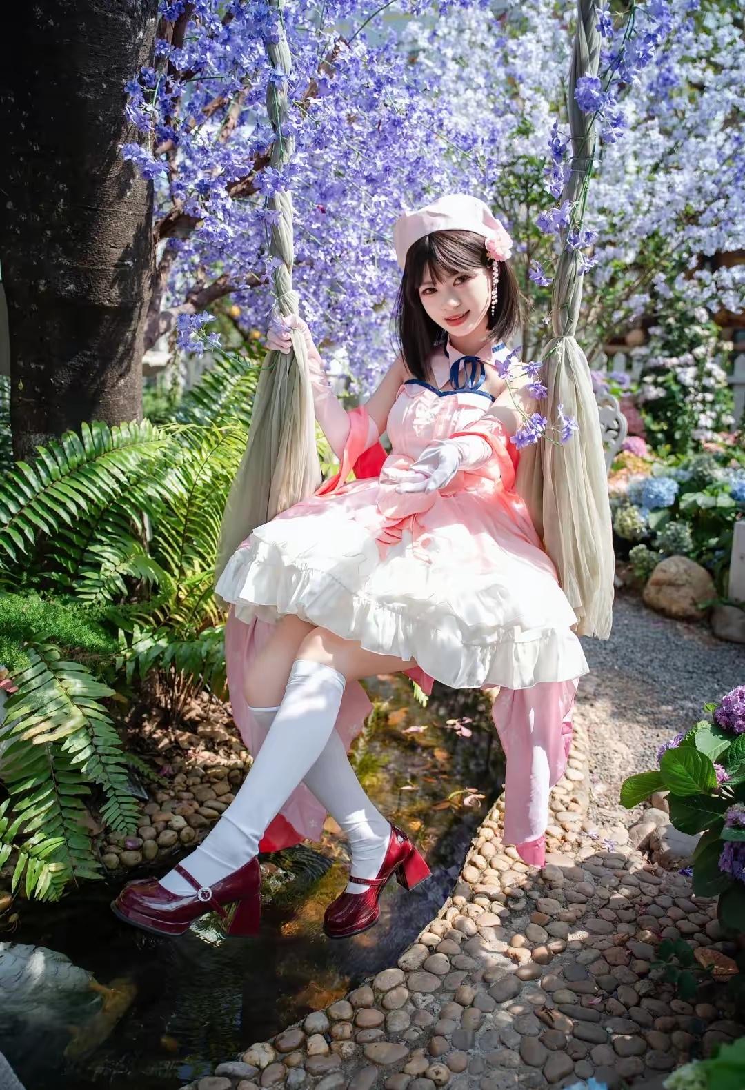 梦幻花园中的少女，粉裙飘飘，花海荡秋千