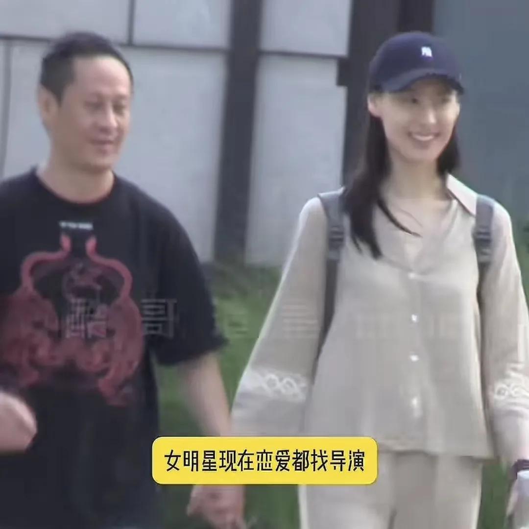 梁洛施与男友马浴柯手挽手公开露面，喜笑颜开，幸福之感溢于言表。她积极沉浸于这段恋