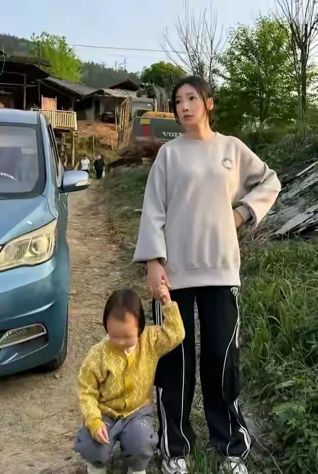 44岁的柳岩最近说：没有结婚，生孩子，是她这辈子最后悔的事情年轻的时候只想搞事业