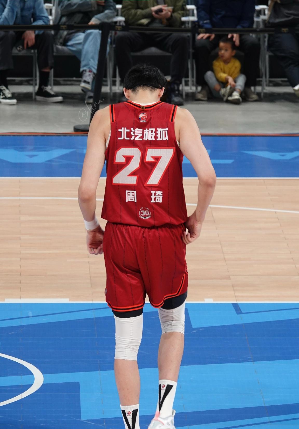 周琦低迷，北京90-88险胜同曦，这3位球员是赢球最大功臣！1. 赵睿：首