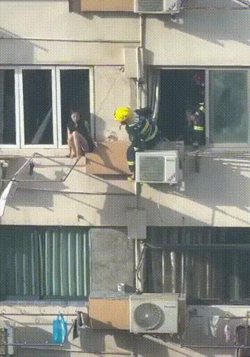 消防员已经尽力了，奈何这个女孩一心寻死……​​​