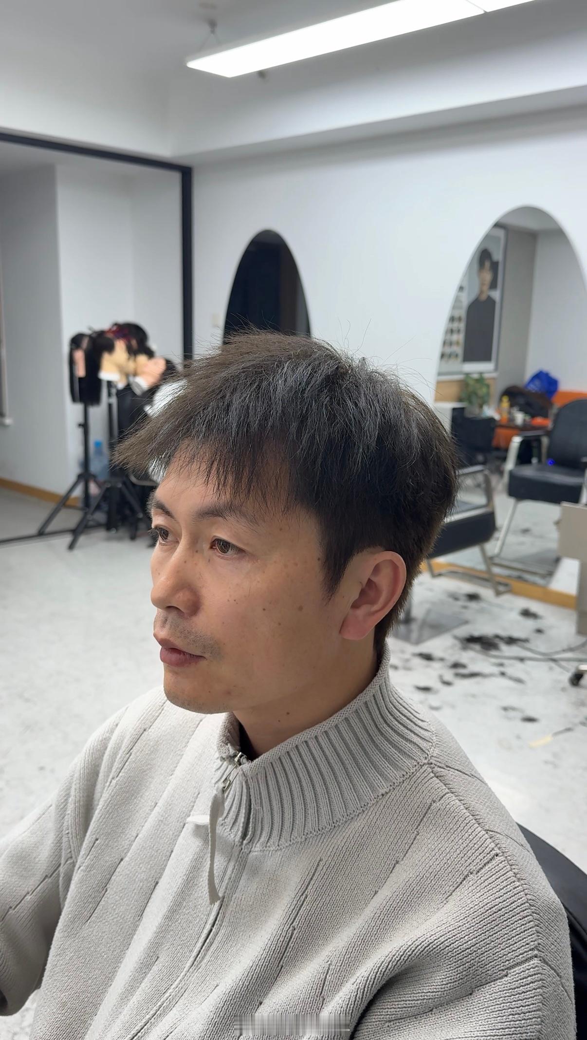 好消息：染发了。坏消息：跟没染一样。