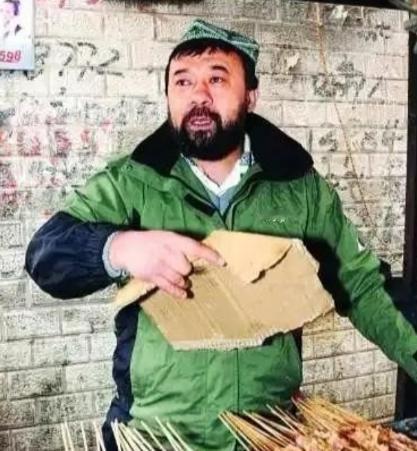 1992年，一新疆男子退伍后被分到供销社工作，当地百姓频繁在他这里赊账，他从不拒
