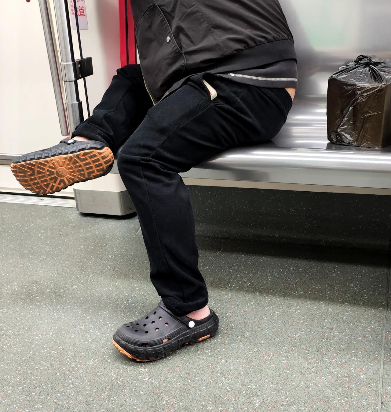 从一个人的坐姿势就可以看到这个人有没有教养了，从小父母就说坐有坐相，不要对着别人