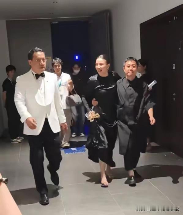 难怪宋佳平时和老公王伟一起出行都穿人字拖，原来她比王伟高约10厘米，夫妻二人配合