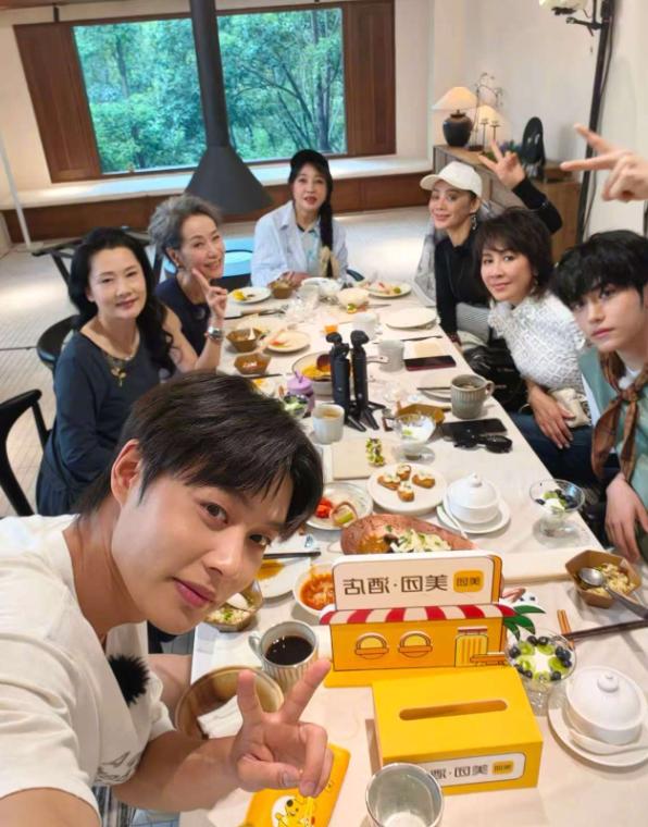 繁华团的姐姐们又开始了新一轮的论战刘嘉玲正面刚刘晓庆，何赛飞称下辈子想做男人，叶