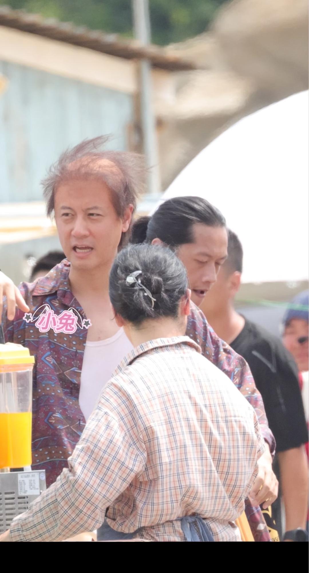 任重这发型也太显眼了吧？据说这是，跟张子枫一起合作时的的剧照，里面肯定很有意思