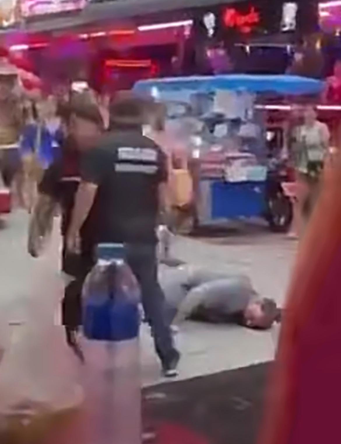 英国游客在泰国想要白嫖被保安打倒在地。几名英国游客在泰国酒吧喝完酒后，想要直接