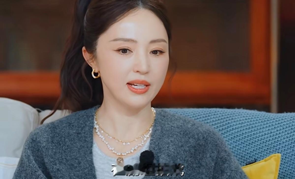 董璇被问张维伊送什么礼物自己最喜欢？董璇说:“在剧组拍戏然后他提前把房间布置了一