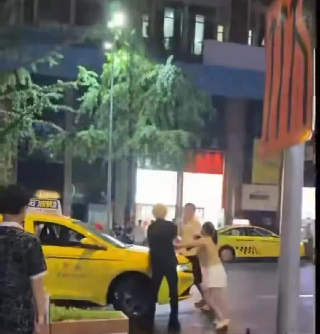 重庆女子真是火辣。6月21日凌晨3点，出租车司机和小货车司机发生争执，货车司