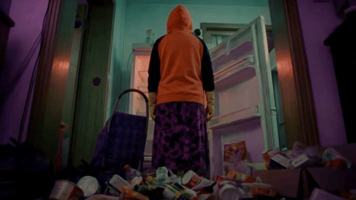 老一辈的优点我一点没遗传看《侵入》妈妈把家打理得像样板间，女儿的房间却像灾后现