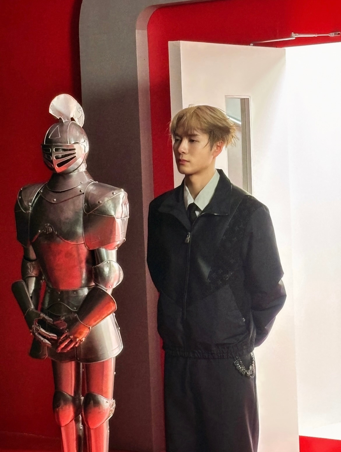 王嘉尔脸wje王嘉尔一个杂志三个封面花絮图也好高级😖​​​