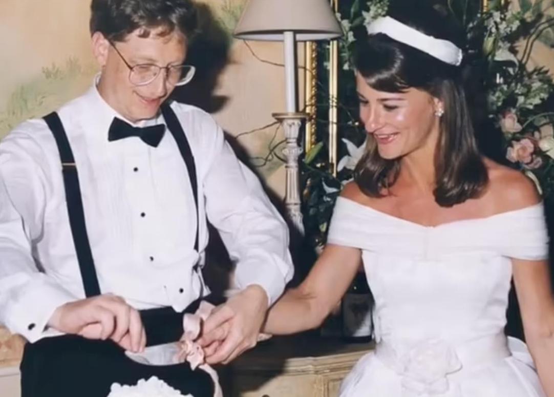 比尔盖茨前妻年轻那会，为人妻很美呀，为人母幸福得眼睛发光。人生就是体验，那段时光