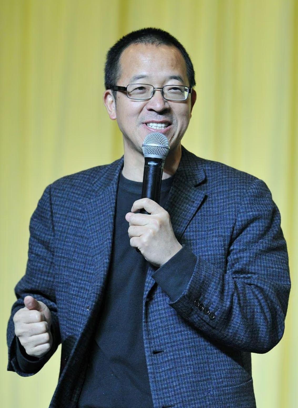 俞敏洪现在绝对是骑虎难下，他原以为几个主播辞职，他出面道个歉就完事了，万