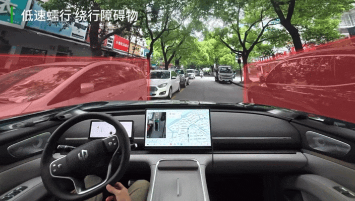 零跑这么多年，贯穿始终就四个字：全域自研。露天展台每款车背后都有块LED板，写得清清楚楚，哪些部分是