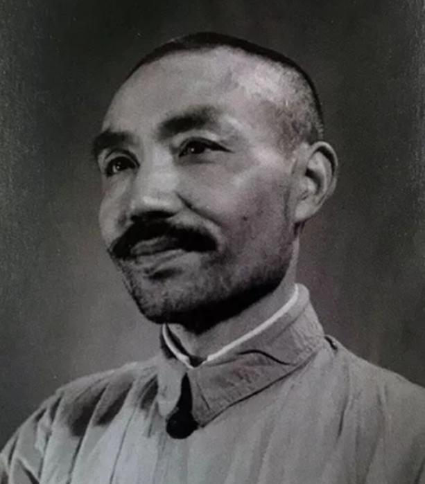 [狗头]他建国之后长期休养，没有军衔和工作，1955年评级的时候，工作人员犯了难