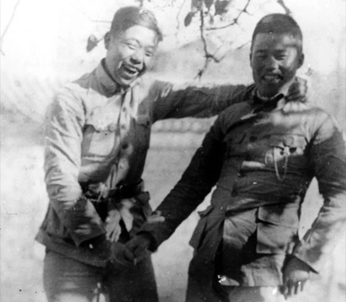 抗战时，陈锡联抓起一挺机枪，正左右横扫鬼子时，一颗子弹击中了他的右下颚，头顶也同