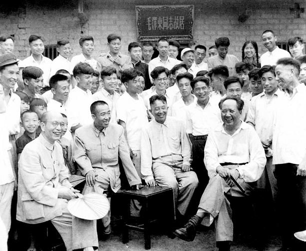 毛泽东在韶山冲上屋场住了17年，在中南海丰泽园也住了17年。让人不解的是，毛泽东