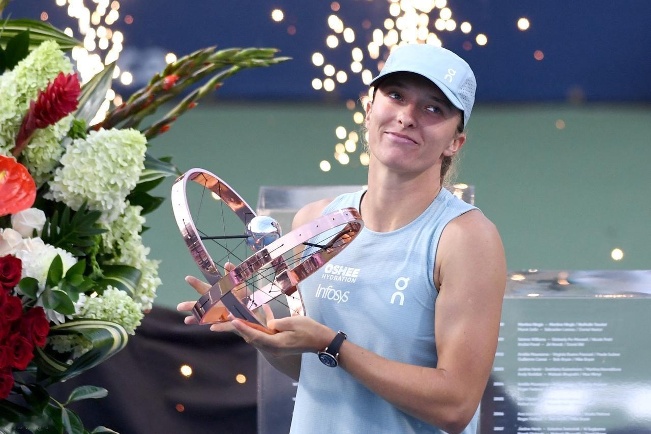 斯瓦泰克不但是女单的“红土之王”，也是硬地王者。她用一个WTA1000多伦多