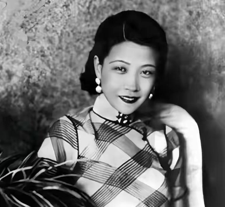 1975年，一个女乞丐死在街头，一路人凑近一看惊呼道：怎么是她？那年香港的