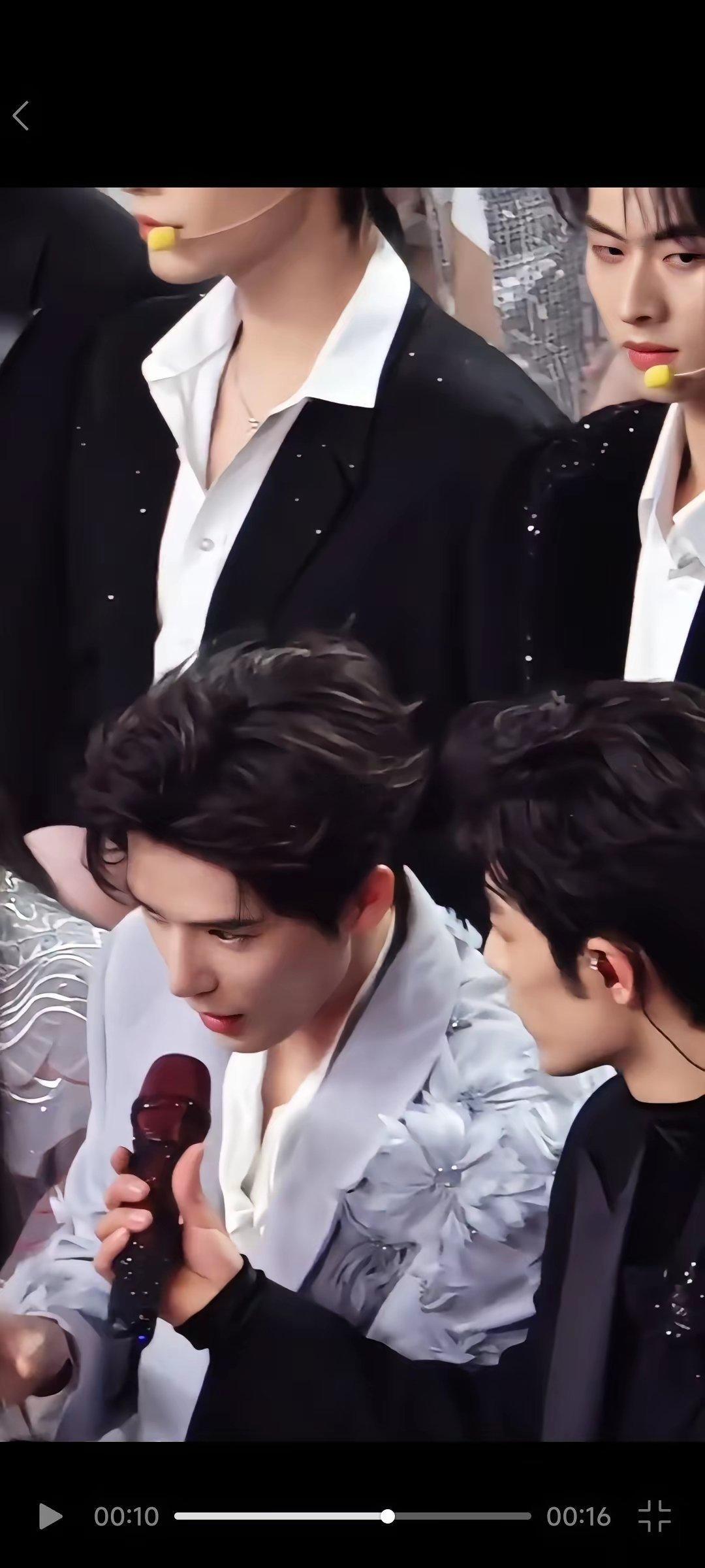 男人的友谊来得就是这么快不信你看肖战和王安宇，肖战一个动作，直接让两个人的关系变