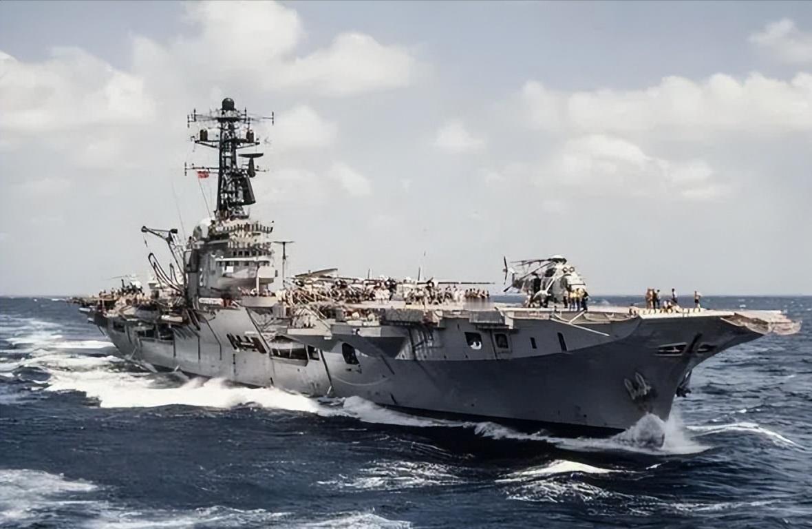 1969年，一艘美国驱逐舰，正在南海摸黑航行，突然一声惊天巨响，一个庞然