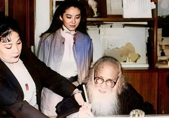 1983年，导演徐克想求张大千墨宝，带着厚礼去拜访，谁知84岁的张大千已封