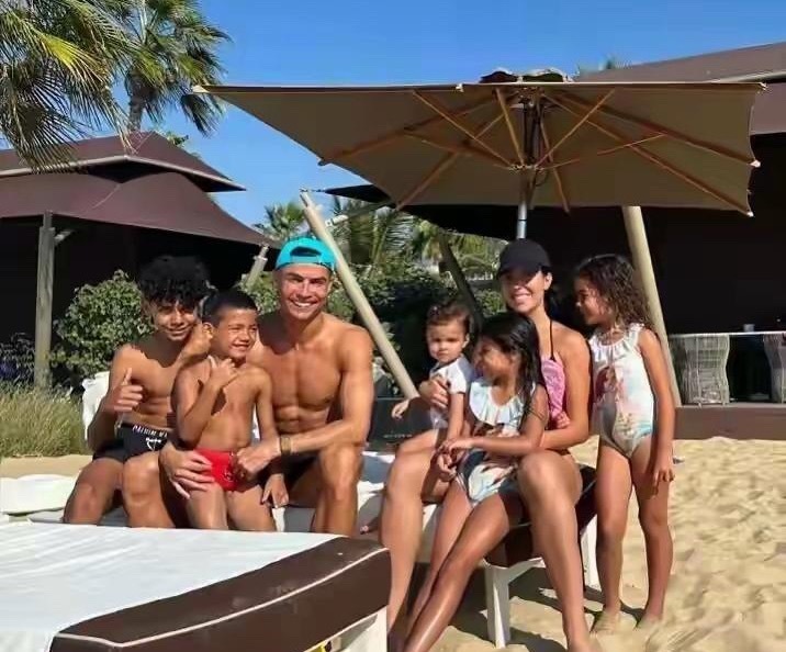 一家幸福美满太让人喜欢了。C罗全家福，这才是真正的人生赢家啊！这一家真是太美满了