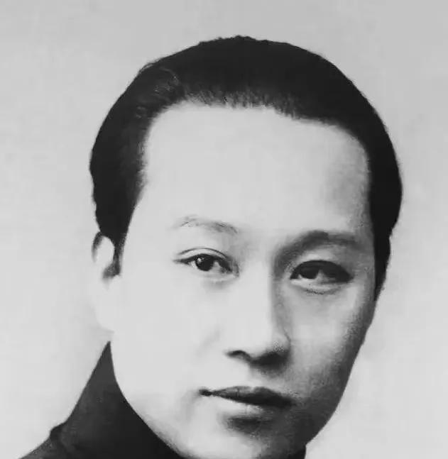 1968年北京街头上，京剧大师荀慧生痛苦的蜷缩在地上，女孩儿跪在冷风中，磕头如