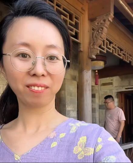 九点了，郭威终于起来，出来了，进入了田静的直播间！许多小星星们都想看到大威！