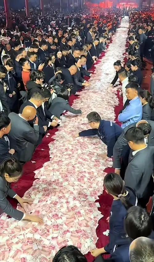 河南矿山那位因发钱走红的财务总监郭玉梅，网上不少人都在心疼她，可实际上，她压根不