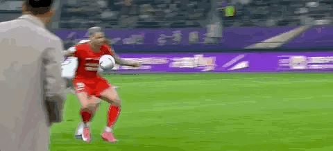 还不如让马宁来吹决赛，起码他不会偏袒谁！就恩加德乌这个动作，一百个主裁一百个红牌