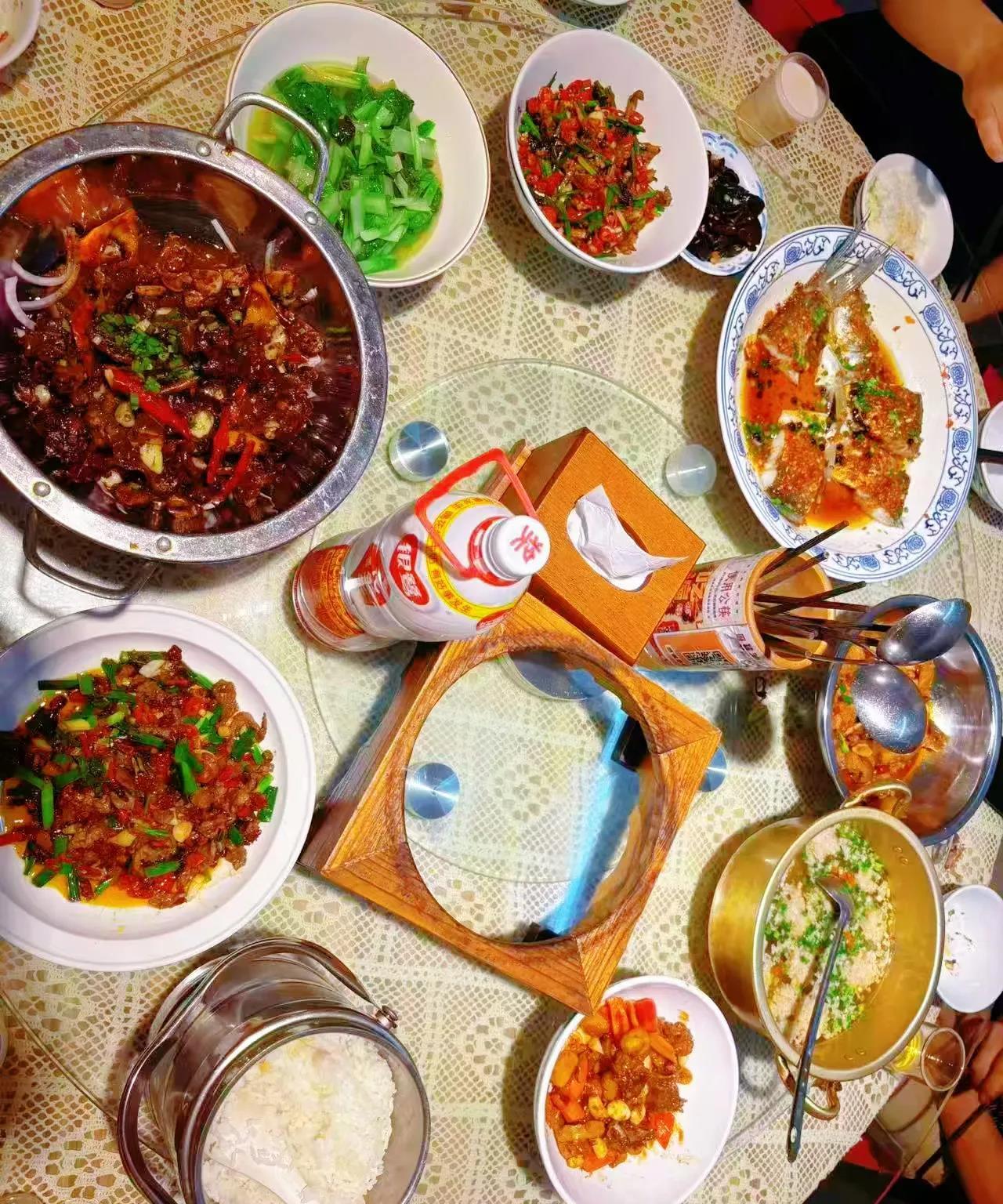 今天生日女儿女婿心疼我说天热在家做饭太辛苦非得拉着去饭店吃。瞧瞧这