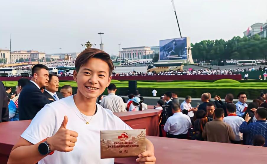 王霜登临观礼台，是个人的荣耀，也是武汉女足的荣光，六连冠的梦想在即，周末期待拿下