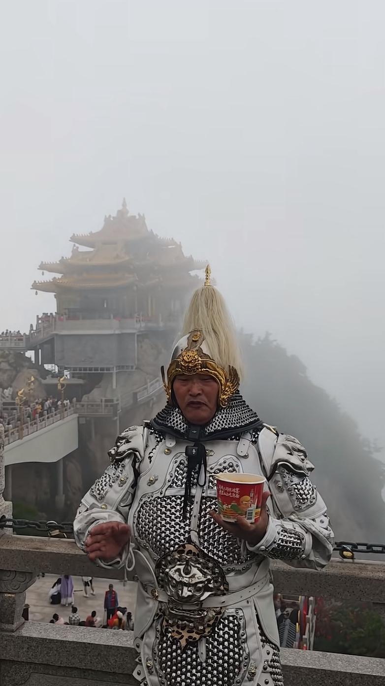 山东菏泽“顶级网红”大衣哥朱之文，10万块钱挣得是真不容易。最近他穿着一身厚重的