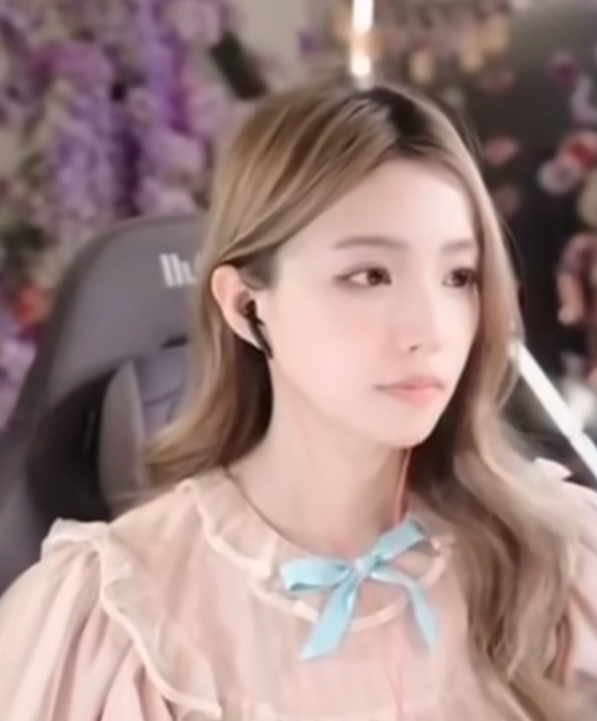 前两天小舞直播感叹一个人带小孩还要直播好累好辛苦，一度都流泪哽咽了dota2