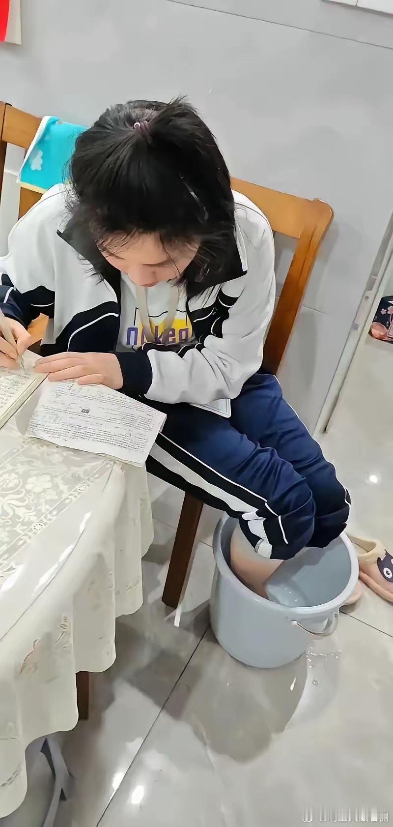 到了高中，你会发现：中考成绩在600分左右（满分730分，下同）的班级，开学两个