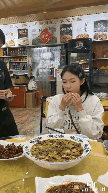 小哥哥：我不认识你啊，我为什么要替你付款？