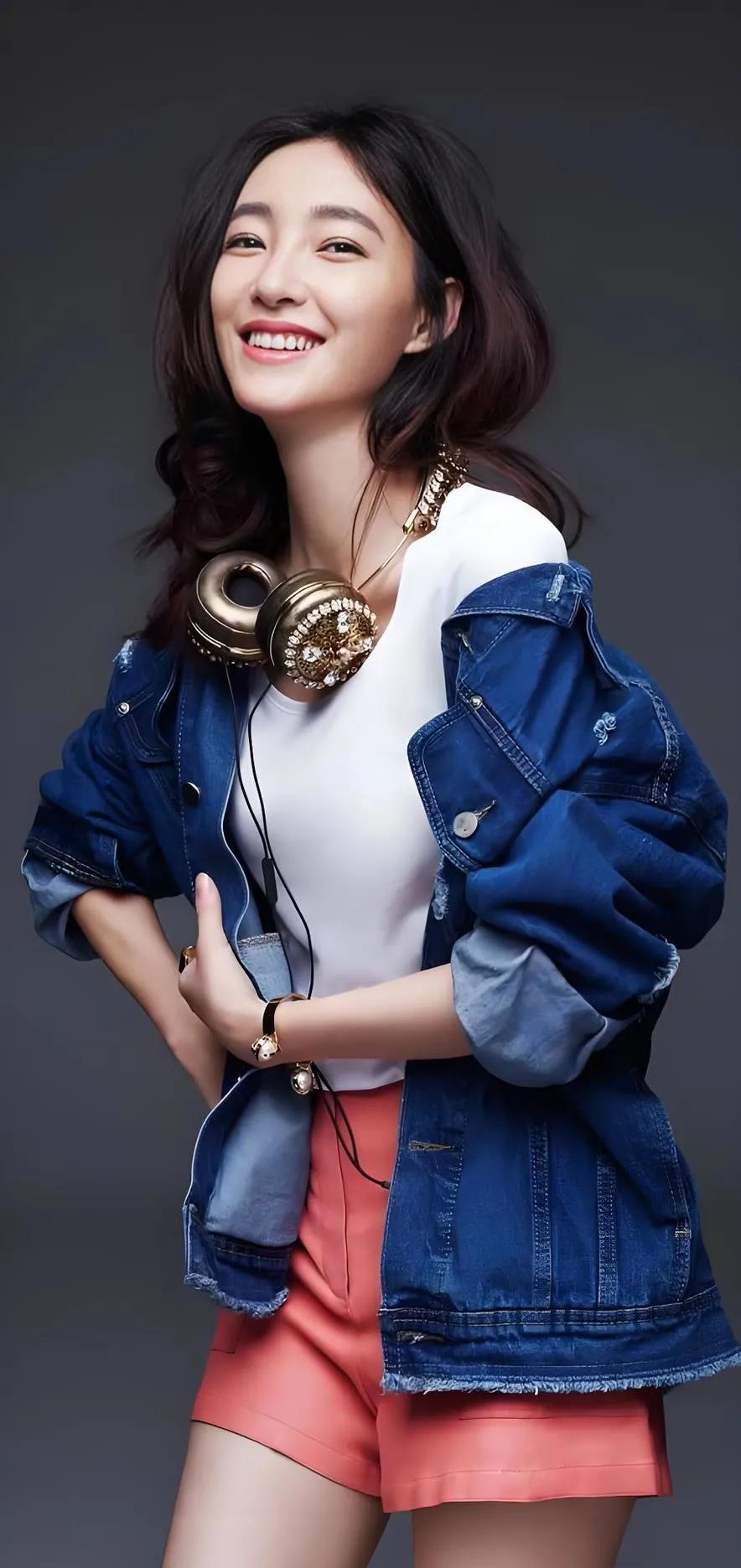 不得不佩服王丽坤的可塑性！红毯礼服高贵冷艳，日常休闲又清爽随性。红裙明艳夺目