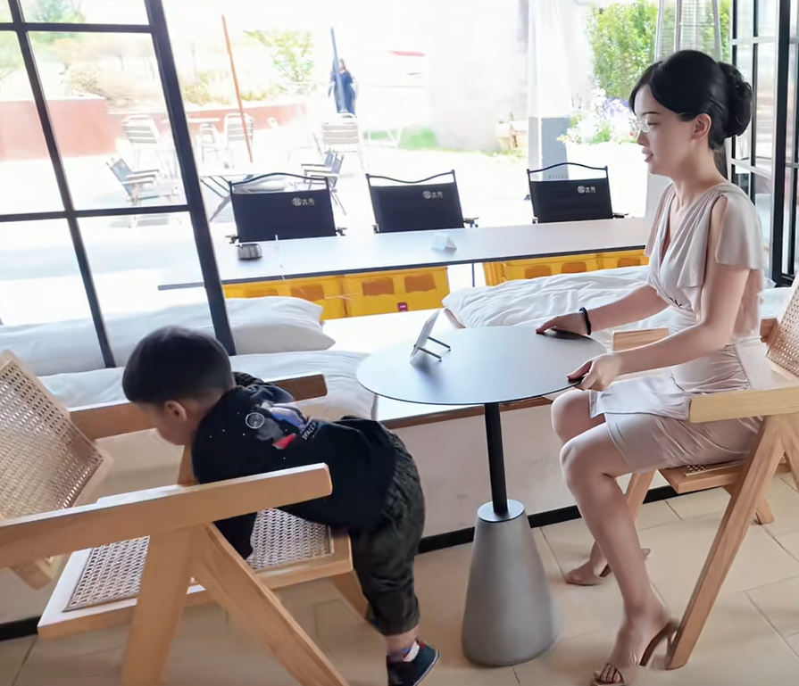 他很快乐，因为妈妈在身边。
