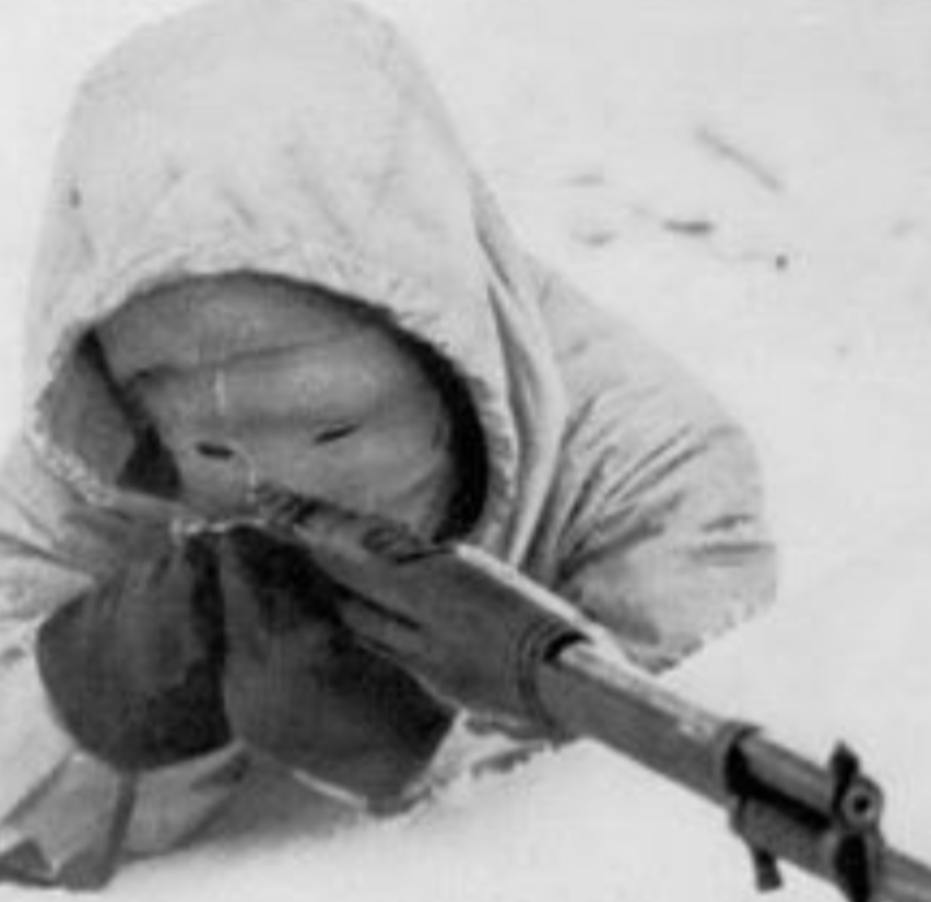 二战期间，苏军一狙击手潜伏在雪地里一天一夜，饿了就吃雪，终于“猎物”出现他用瞄准