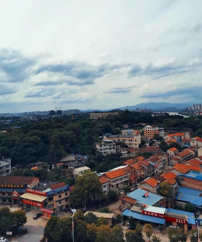 本人不是衡阳人。但老家离衡阳不远，是最近的地级市。在湖南，除了长沙，衡阳也算有头