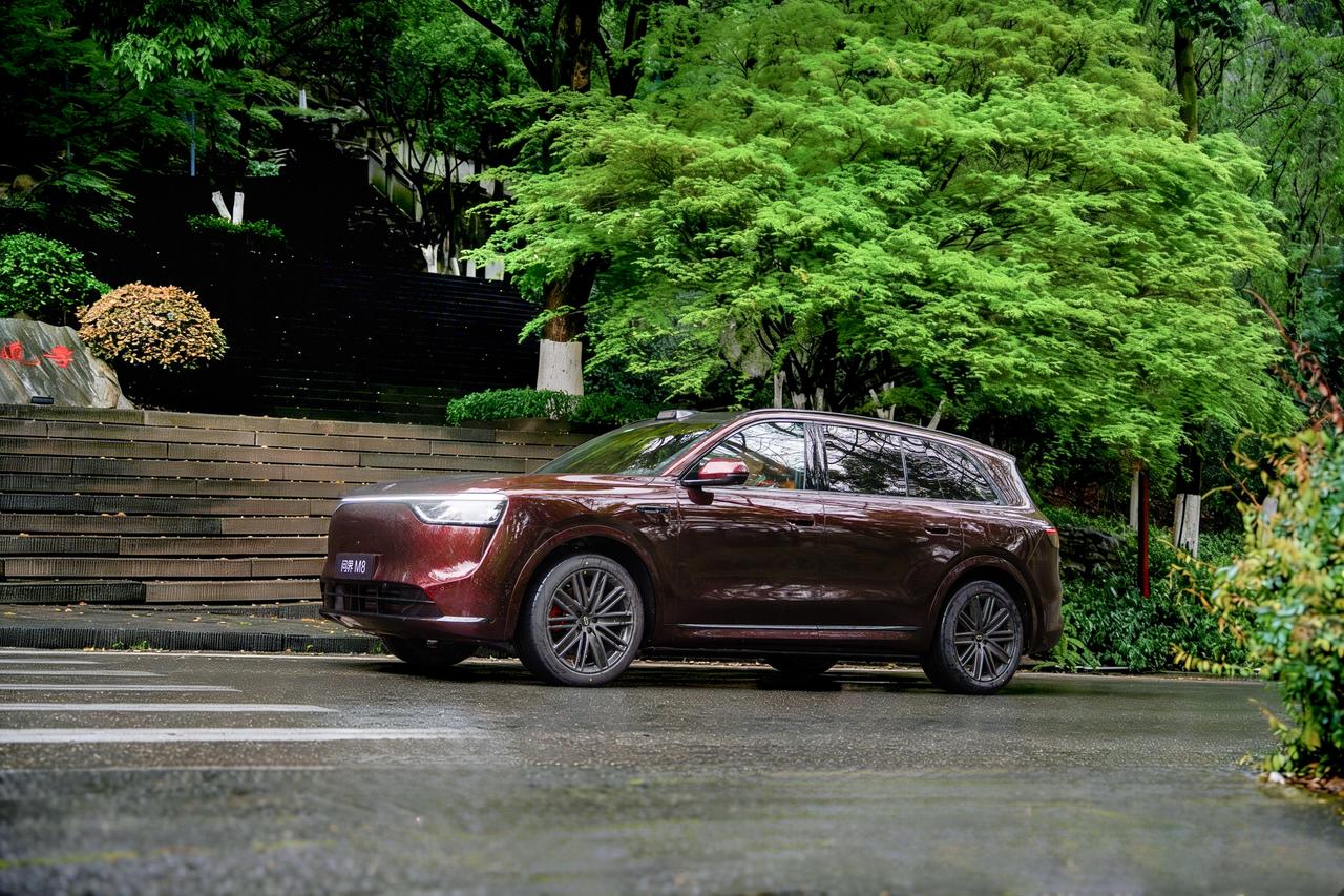 家庭旗舰的全能安全，问界M8给出了满分答案什么是家庭旗舰SUV的终极安全？不是