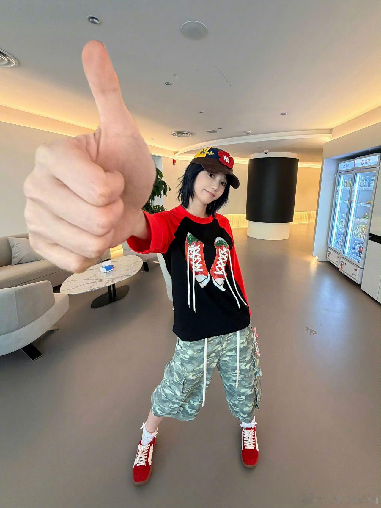 黄灿灿生活里是一个没有形状的人黄灿灿在节目里随地大小坐大小躺的样子，真的让人看