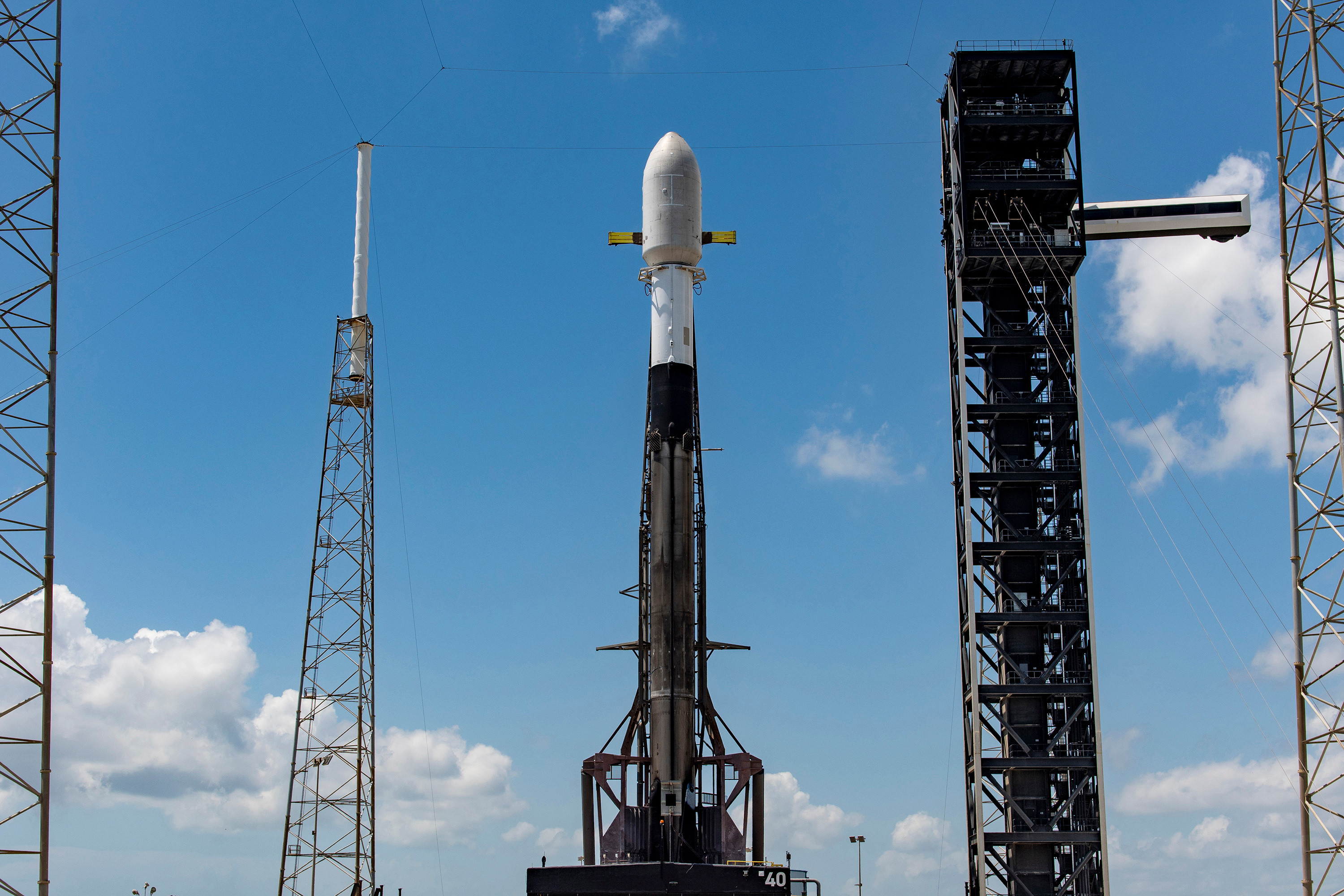 昨天10:25，SpaceX在卡纳维拉尔太空军基地SLC-40，使用Falcon