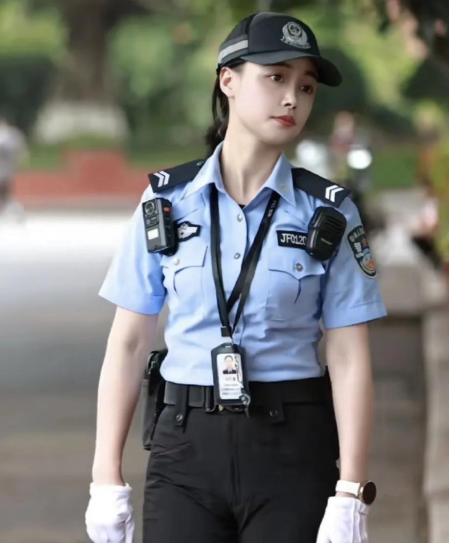 这位警察小姐姐，到底是正式警察，还是辅警呢？如果判断辅警还是警察，我们主要从三